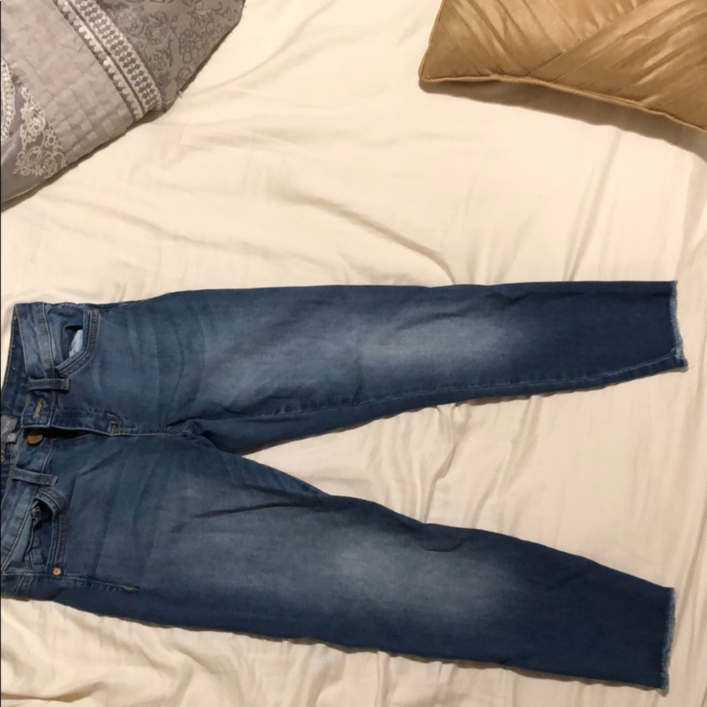 Cropped, fray hem jeans
